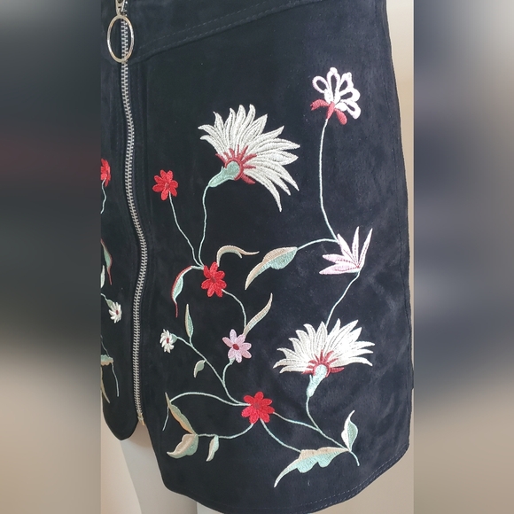 Zara Suede Embroided Flower Skirt w Zipper - Picture 4 of 6